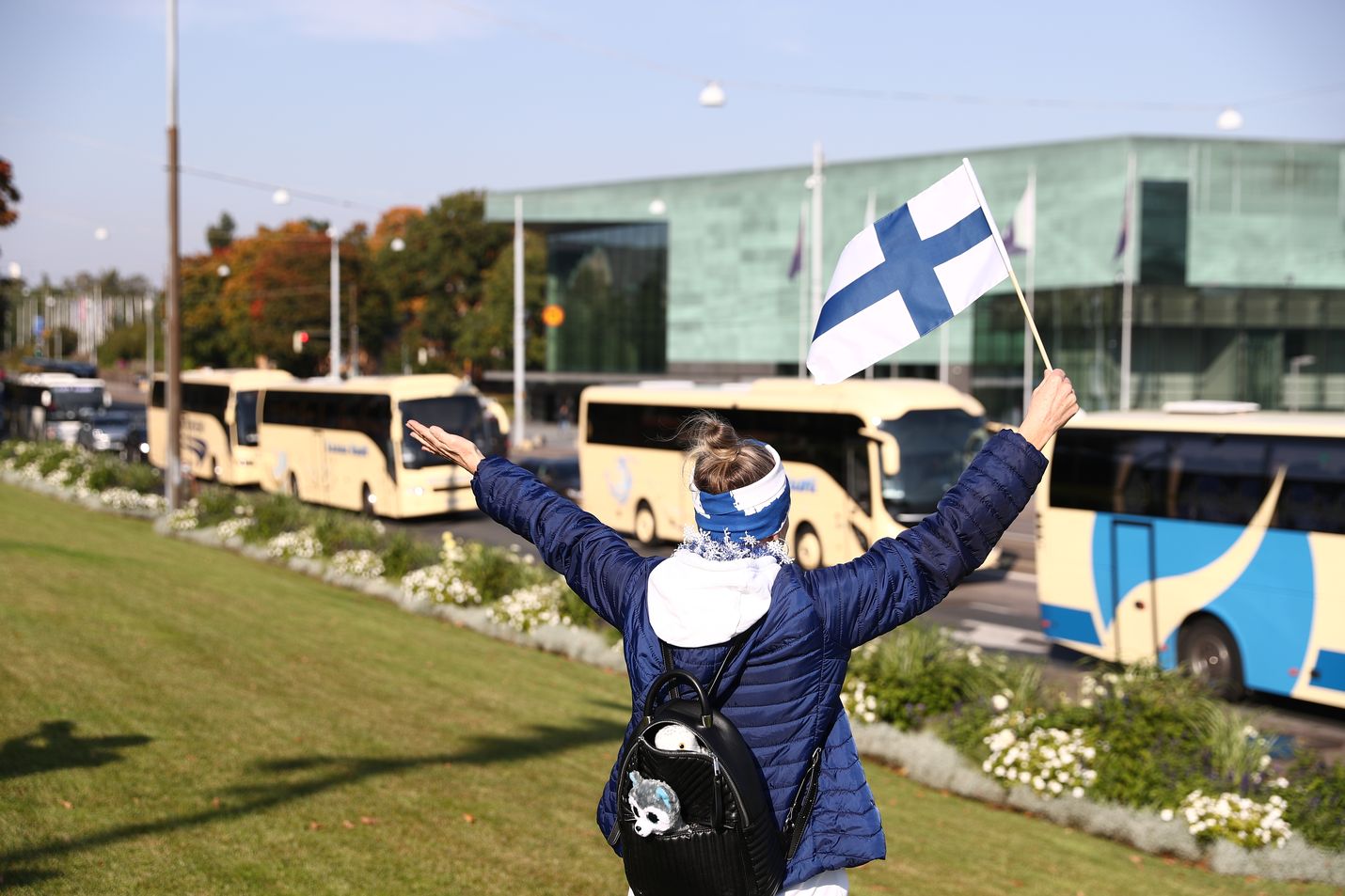 Samaan aikaan mielenilmauksen kanssa hallitus päätti uusista maahantulon rajoituksista, jotka tulevat voimaan ensi viikon maanantaina. Mielenilmaukseen osallistui yli 20 turistibussia eri puolilta Suomea.