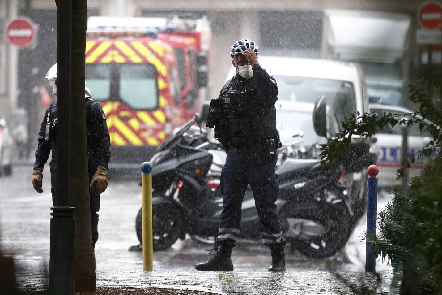 Satiirilehti Charlie Hebdon toimituksen lähistöllä sattunut puukkoisku käynnisti mittavan poliisioperaation Pariisissa.