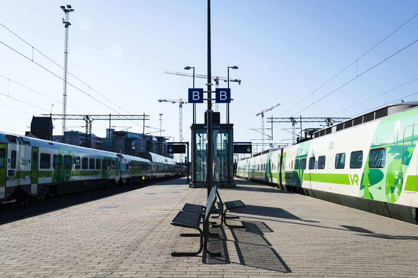 Pasilan sähköratavaurio pani koko maan kaukoliikenteen sekaisin. Myöhästymiset koskivat kaikkia Helsingistä lähteviä ja sinne saapuvia Tampereen ja Kouvolan suunnan kaukojunia.