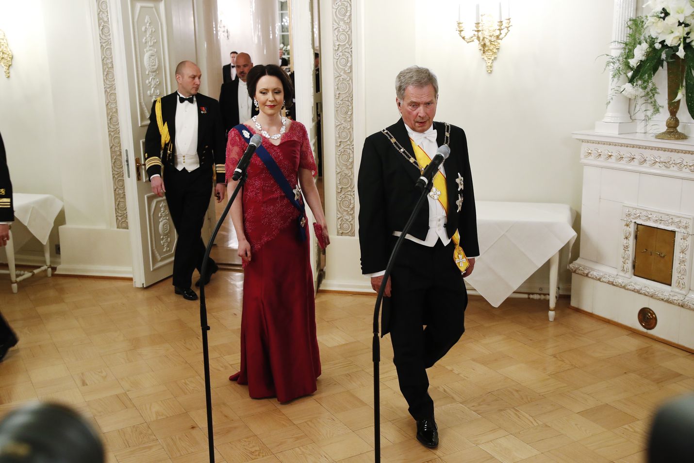 Tasavallan presidentti Sauli Niinistö ja rouva Jenni Haukio eivät tänä vuonna kättele paria tuhatta kutsuvierasta.
