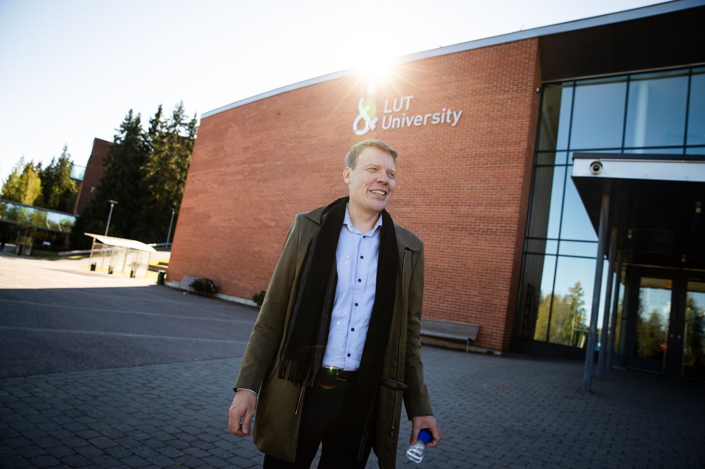 Meille on tullut jatko-opiskelijoita, jotka haluavat muuttaa maailmaa, tehdä sellaista, jolla on merkitystä. Sellaisia ihmisiä tarvitaan, he ovat osa ilmastonmuutoksen ratkaisua, energiatehokkuuden professori Jero Ahola sanoo.