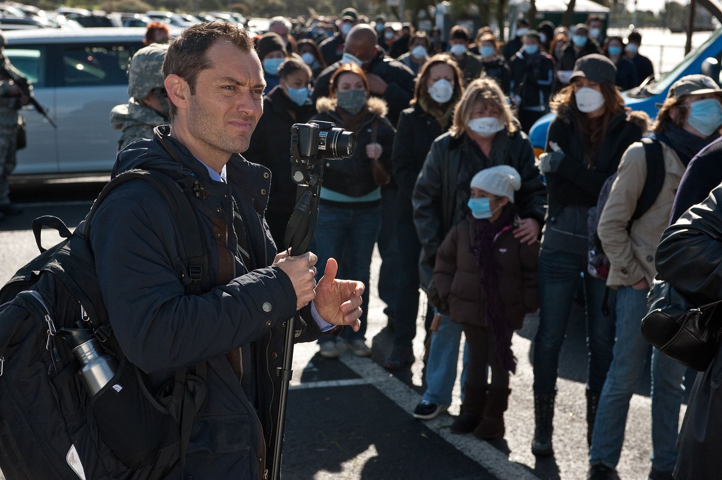 Kymmenisen vuotta vanha elokuva Tartunta (Contagion) kertoo Aasiasta leviävästä tappavasta viruksesta. Jude Law esittää videobloggaria, joka ei usko virallisiin tietoihin viruksesta ja sen hoidosta, vaan levittää salaliittoteorioita ja vaihtoehtohoitoja.
