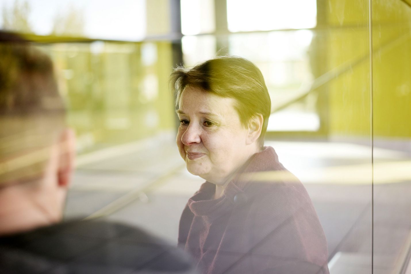 STM:n kansliapäällikkö Kirsi Varhila kertoo kolumnissaan, kuinka hallitus päätyi keväällä siihen, että kasvomaskeja ei suositella. Hänen mukaansa nyt tieto maskien osalta on lisääntynyt.