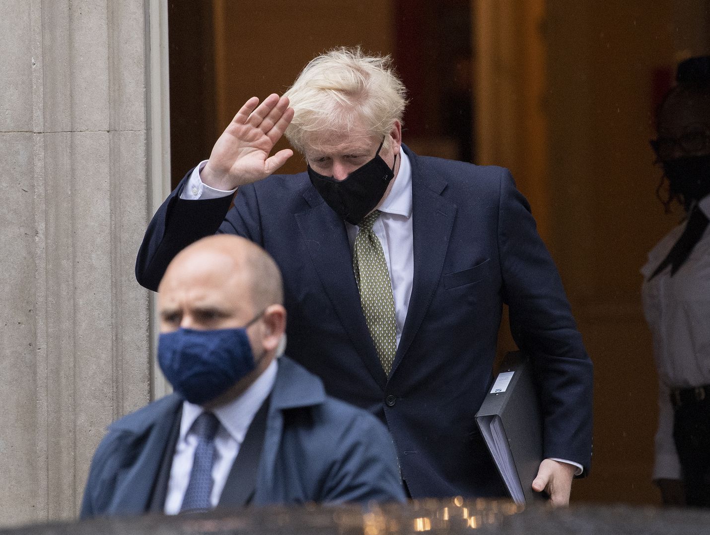 Britannian pääministeri Boris Johnson (takana) julisti maanantaina maahan kolmiportaiset koronaviruksen vastaiset toimenpiteet, Liverpool nostettiin korkeimmalle kolmostasolle.