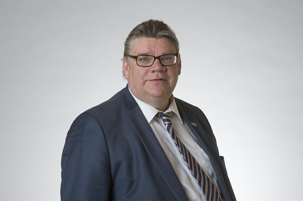 Entinen ulkoministeri Timo Soini (sin.) aiheutti aikoinaan kohun osallistumisellaan abortinvastaiseen kulkueeseen. Luottamus heltisi eduskunnasta selvin numeroin.