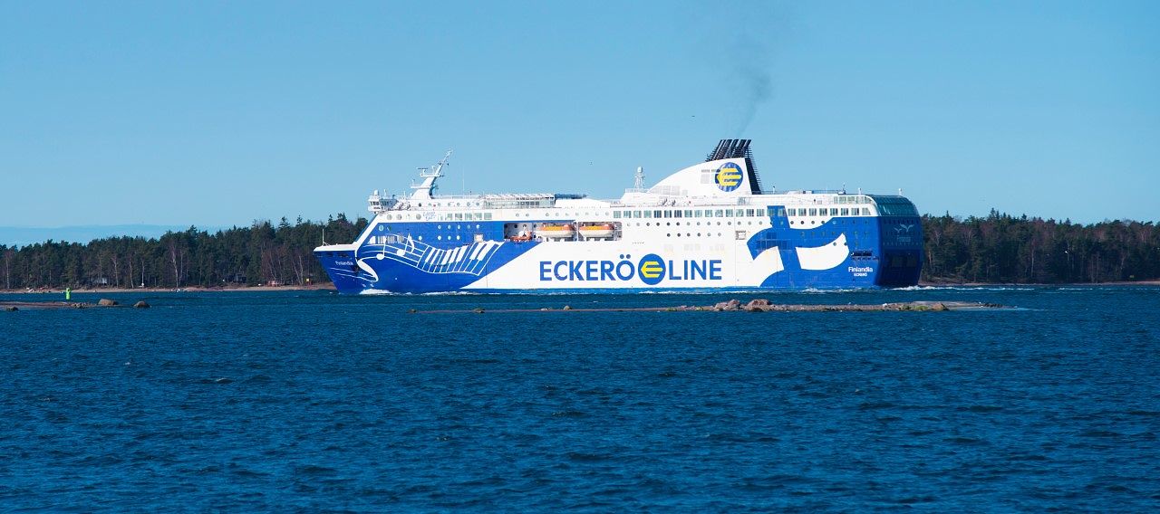 Suomen Varustamot ja Merimies-Unioni vaativat, että Helsinki-Tallinna-yhteys pidetään auki jatkossakin. Kuvassa Helsingistä Tallinnaan Suomen lipun alla seilaava M/s Finlandia.