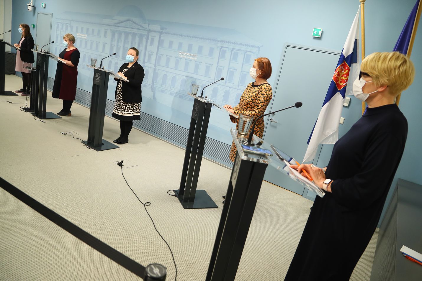 Opetusministeri Li Andersson (vas.) ja tiede- ja kulttuuriministeri Annika Saarikko (kesk.) kertoivat hallituksen uusista koronasuosituksista tiedotustilaisuudessa torstaina.