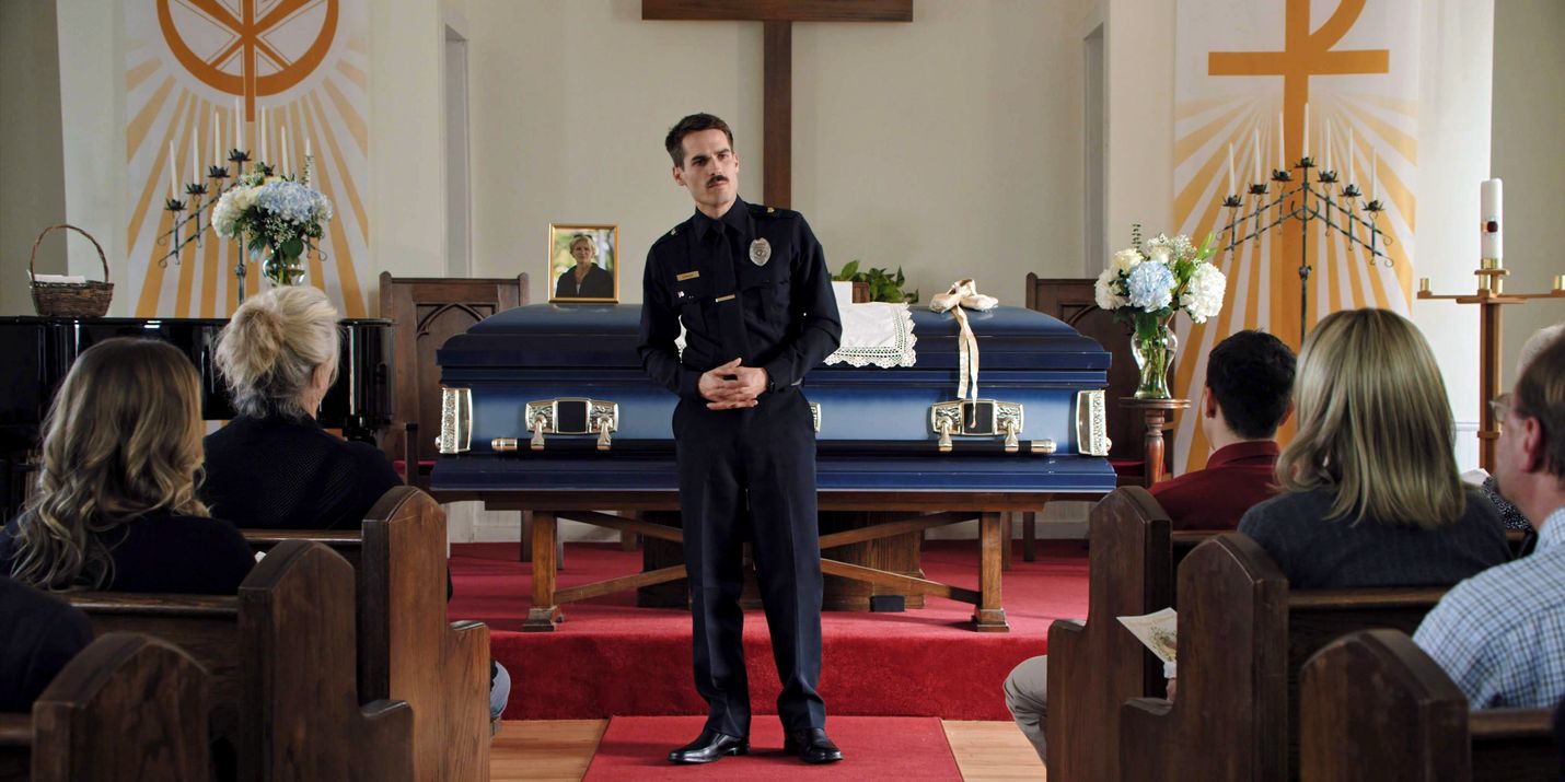 Thunder Road -elokuvassa nuoren tyttärensä kanssa yksin jäänyt pikkukaupungin poliisi (Jim Cummings) uhkaa romahtaa paineiden alla.