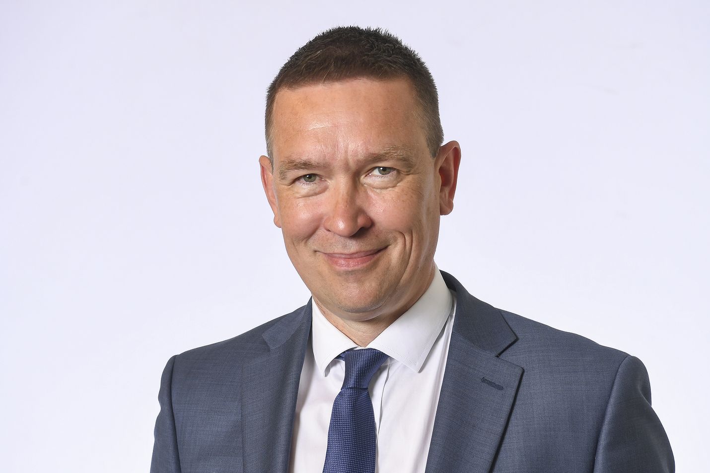 Koronatartunnan saanut kansanedustaja Tom Packalén (ps.) on vielä torstaina ollut eduskunnassa. Hän on keskiviikkona osallistunut muun muassa luottamusäänestykseen. THL on aloittanut jäljitystyön jo torstaina.