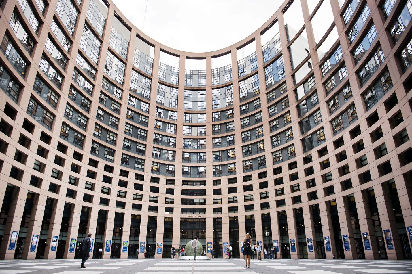 Kunnallisalan kehittämissäätiön kansalaistutkimuksen mukaan 40 prosenttia suomalaisista on sitä mieltä, että Euroopan unionilla on liikaa vaikutusvaltaa talous-, työllisyys- ja kilpailukykyasioissa.