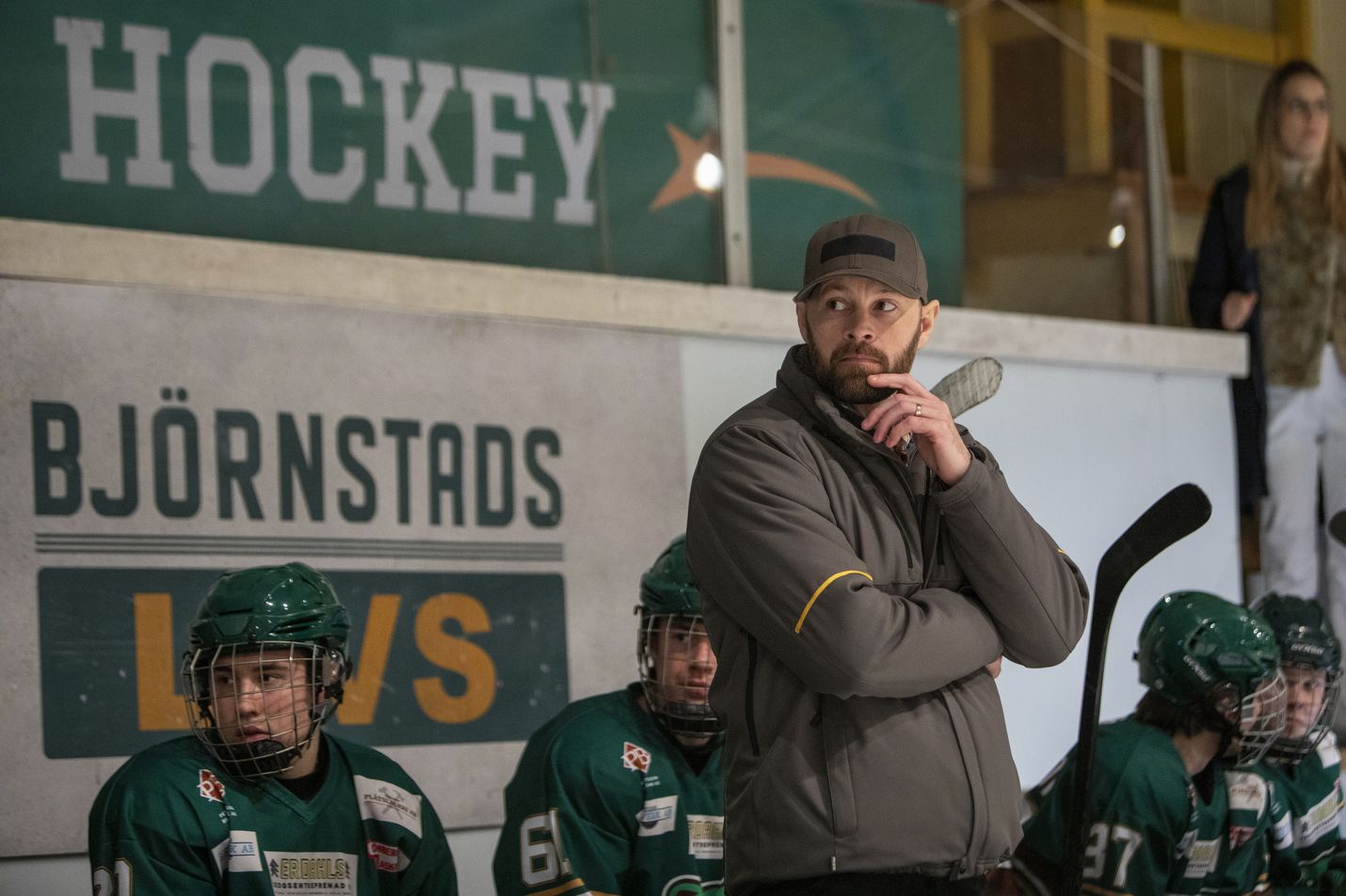 HBO-sarjassa entinen NHL-pelaaja Peter Andersson (Ulf Stenberg) saapuu pelastamaan kotikaupunkinsa jääkiekkojoukkueen, joka on paikkakunnan identiteetin ja toivon luoja.
