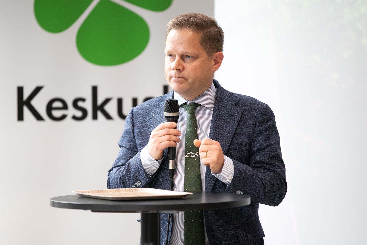 Sosiaali- ja terveysvaliokunnan puheenjohtaja Markus Lohi (kesk.) sanoo, että ravintoloiden luokittelu on haastava tehtävä.