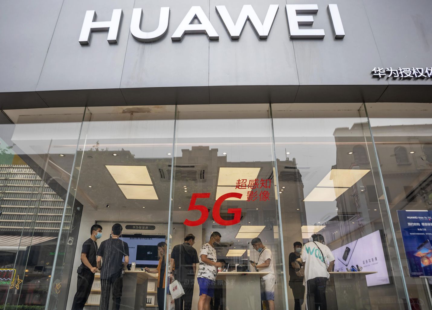 Asiakkaat katselivat Huawein tuotteita kesällä yhtiön myymälässä Shanghaissa Kiinassa.