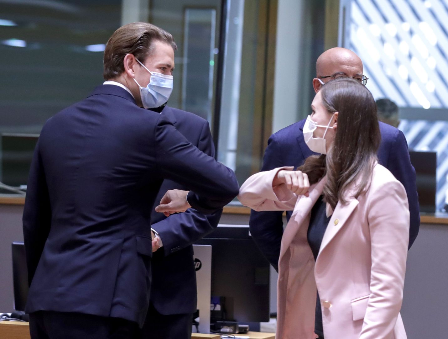 Euroopan unionin tilaisuuksissa kyynärpäätervehdys on tullut kättelyn tilalle. Tervehtimässä Itävallan liittokansleri Sebastian Kurz ja Suomen pääministeri Sanna Marin.