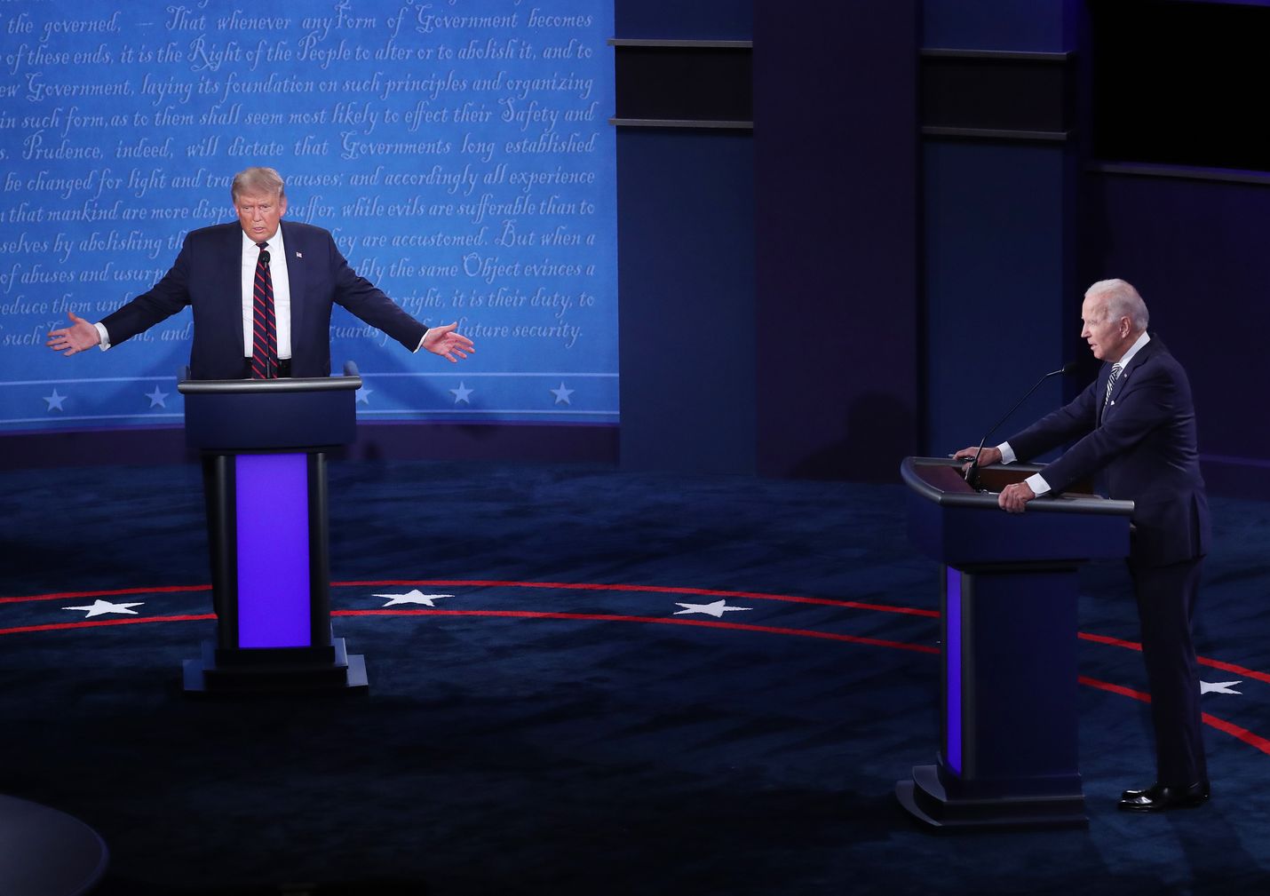 Presidentti Donald Trump (vas.) ja Joe Biden kuvattuna ensimmäisessä väittelyssä syyskuun lopulla.