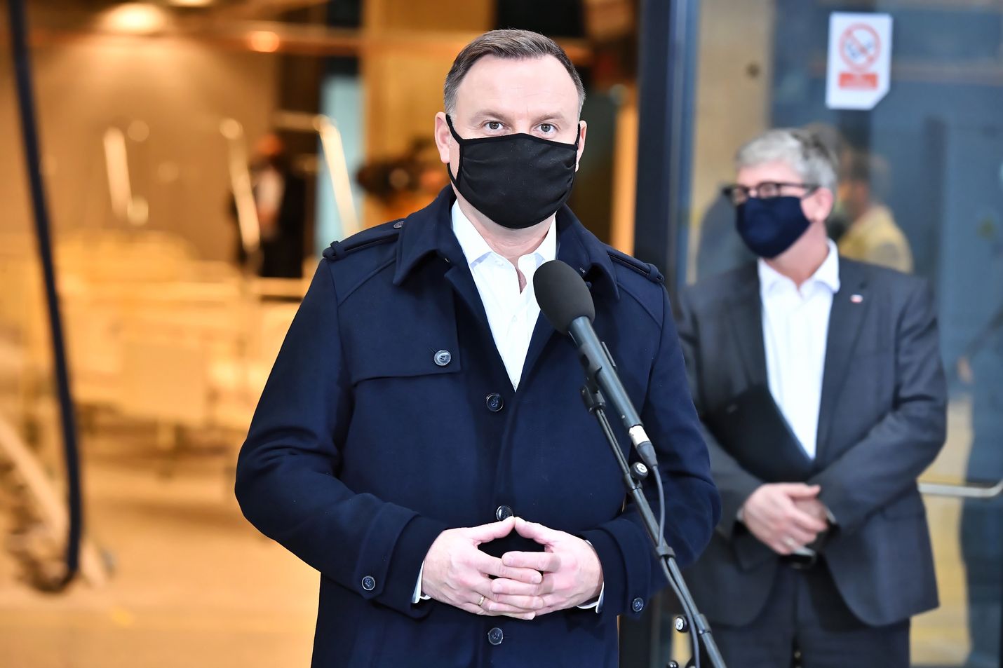 Puolan presidentti Andrzej Duda kuvattuna perjantaina, jolloin hän kävi koronavirustestissä.