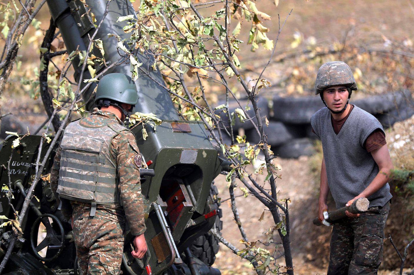 Armenian puolustusministeriön lehdistötoimiston julkaisemassa kuvassa näkyy armenialaissotilaita taistelussa Azerbaidzhanin joukkoja vastaan.