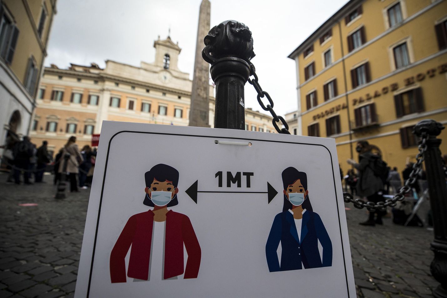 Italiassa Roomassa muistutettiin tiistaina turvaväleistä koronaviruksen leviämisen ehkäisemiseksi.