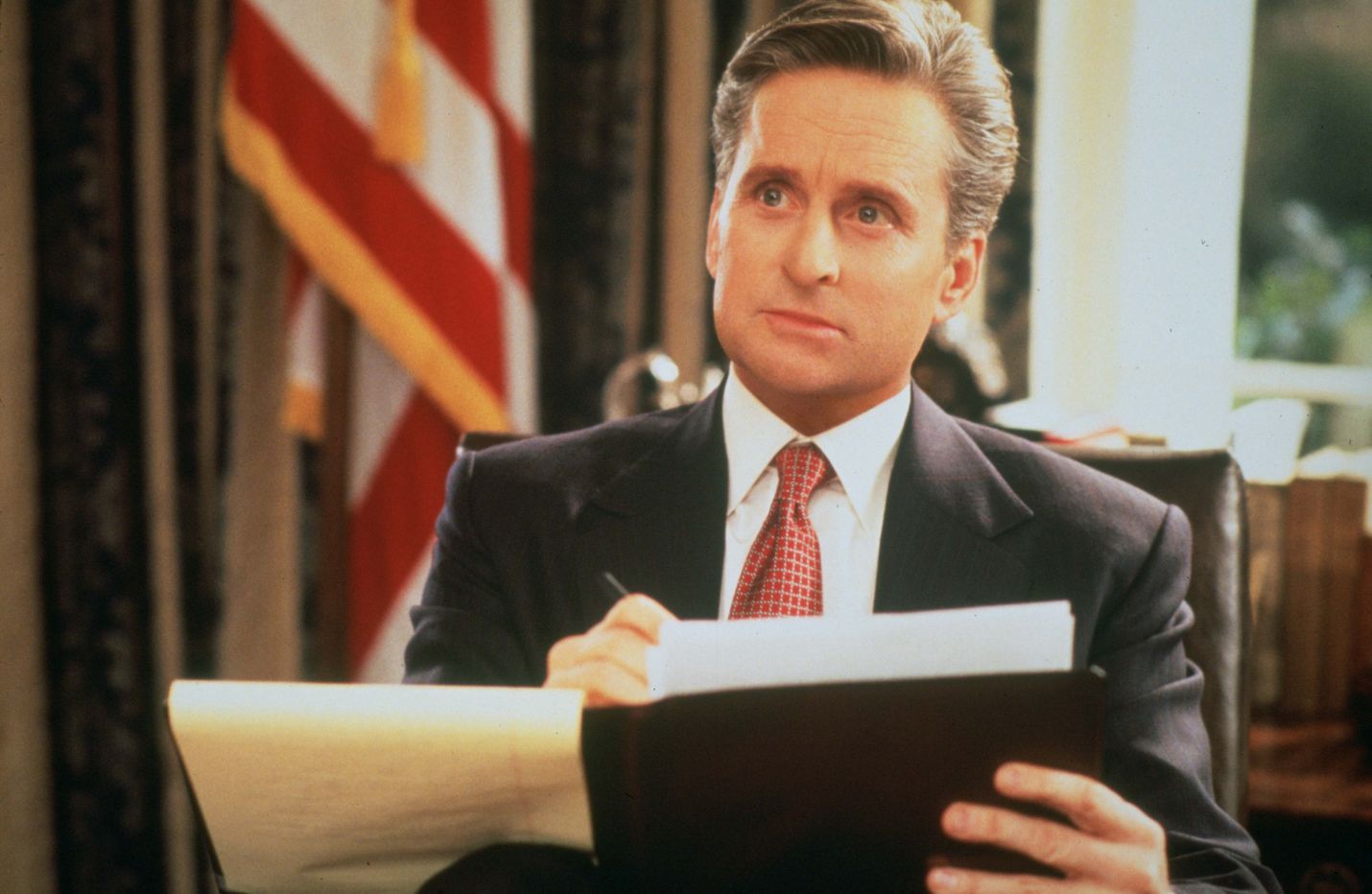 Romanttisessa komediassa Yhdysvaltain presidentti (Michael Douglas) rakastuu lobbariin.