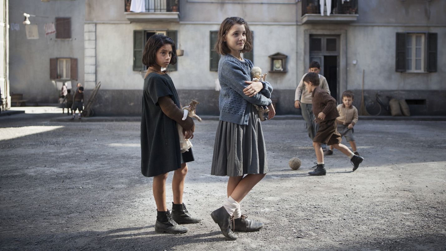 Elena Ferrante tuli tunnetuksi neljä teosta käsittävällä Napoli-sarjallaan, joka kertoo kaunistelematta Lilan ja Elenan ystävyydestä ja kasvusta. Siitä on tehty myös tv-sarja Loistava ystäväni (My Brilliant Friend), jossa nuorta Lilaa esittää Ludovica Nasti ja Elenaa Elisa Del Genio. Sarja on katsottavissa suoratoistopalvelu HBO Nordicilla.
