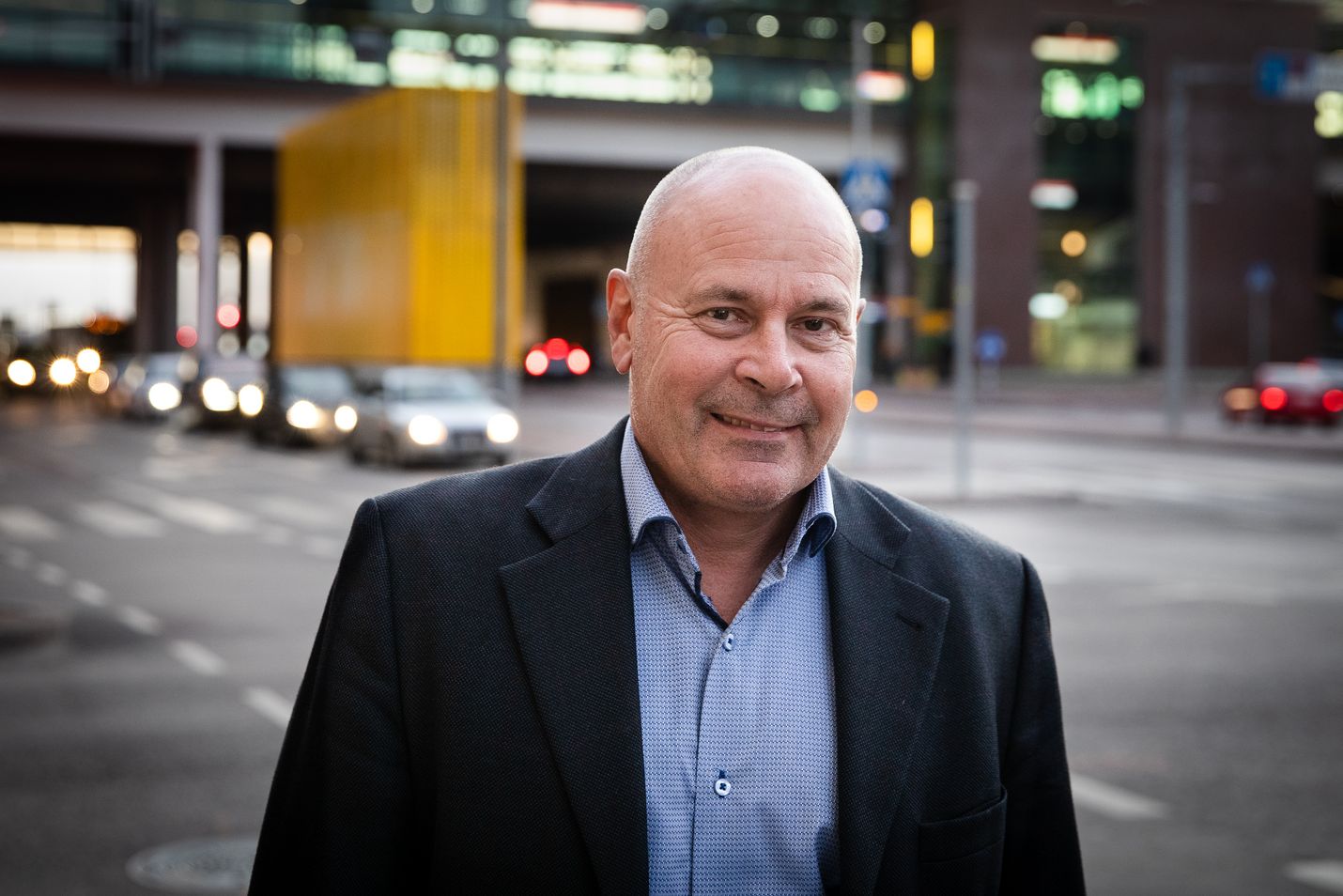 Klaus Laakson vasemman silmän verkkokalvo irtosi kymmenen vuotta sitten, ja se nopeutti kaihin tuloa. Kaihileikkaus oli huomattavasti helpompi kuin verkkokalvon korjausleikkaus.