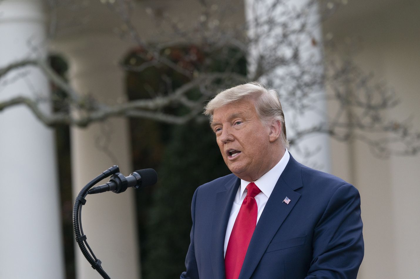 Yhdysvaltain istuva presidentti Donald Trump kertoi toimittajille koronarokoteohjelman etenemisestä perjantaina Valkoisen talon edustalla. Tätä ennen hän ei ole puhunut julkisesti viime viikon lopun jälkeen.