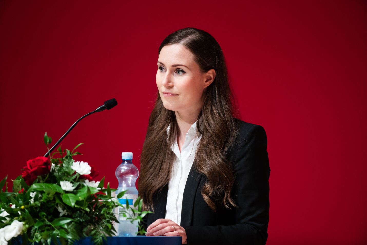 Sdp:n puheenjohtaja, pääministeri Sanna Marin muistutti koronaviruksen leviämisriskistä, vaikka tilanne on tällä hetkellä hallinnassa.