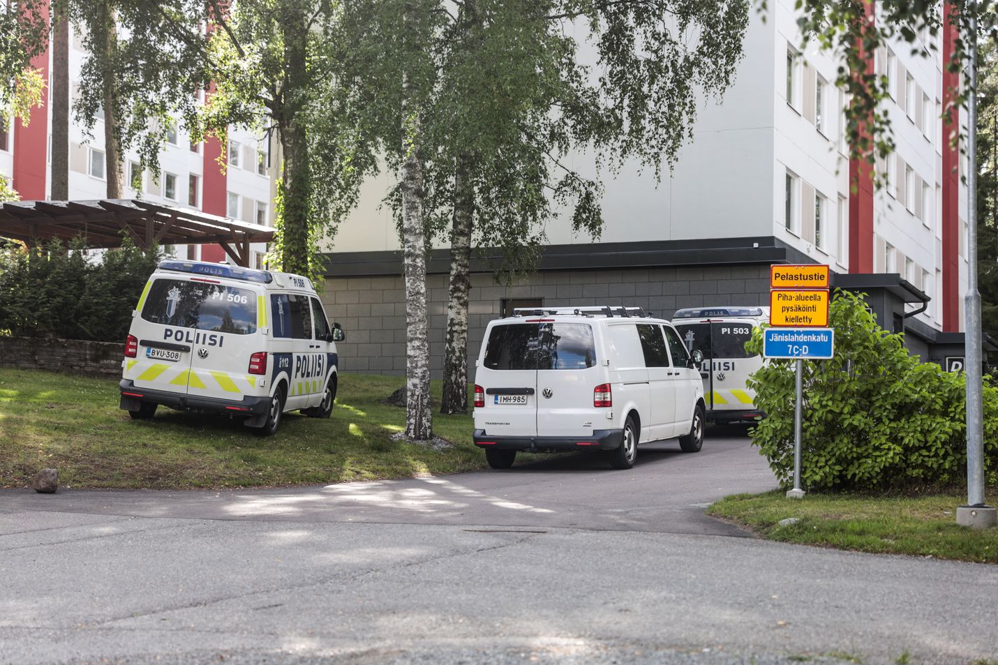 Poliisin hälytystehtävät lisääntyivät merkittävästi tammi-syyskuun aikana viime vuoteen verrattuna. Yleisten paikkojen sijaan ne suuntautuvat nyt koteihin. Kuvassa poliisitehtävä Tampereella viime elokuussa.