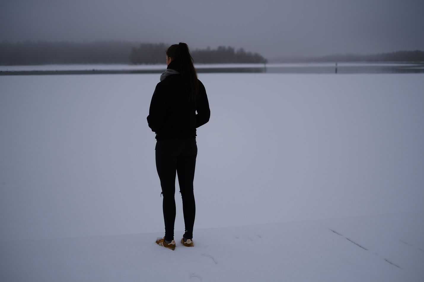 Lastensuojelun sijaishuollossa kasvaneet nuoret kertovat kokemuksistaan suomalaisesta lastensuojelusta. Turvallisen nuoruuden sijaan lapset ovat traumatisoituneet lastensuojelussa kokemastaan kaltoin kohtelusta.