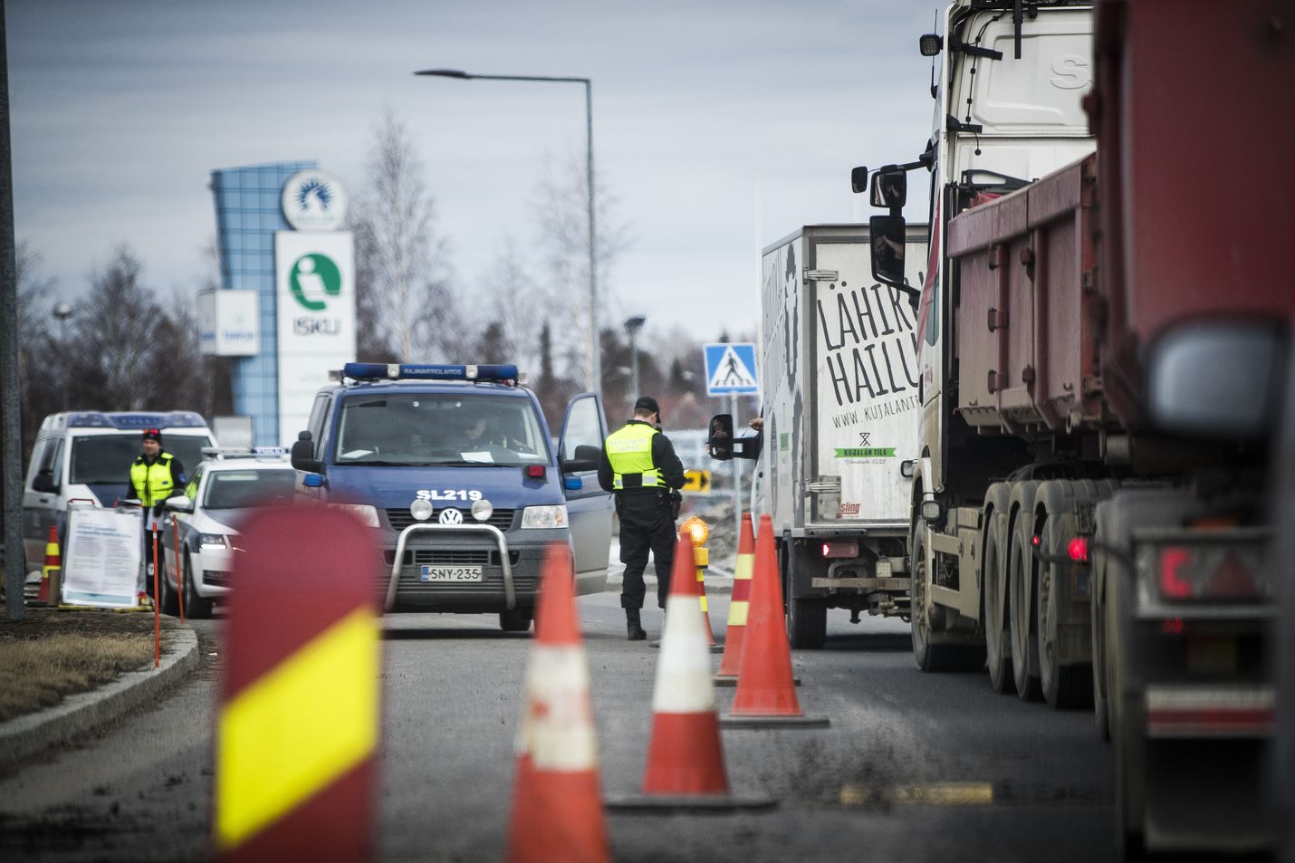 Schengen-alueen sisärajatarkastukset ovat Suomen lisäksi enää voimassa vain Tanskassa, Norjassa ja Unkarissa, Yle kertoi.