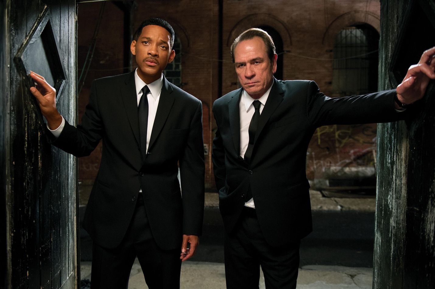 Men in Black 3 ei tarjoile yllätyksiä, mutta vitsailu ja suruton seikkailuhenki ovat yhä voimissaan. Pääosissa nähdään Will Smith ja Tommy Lee Jones.