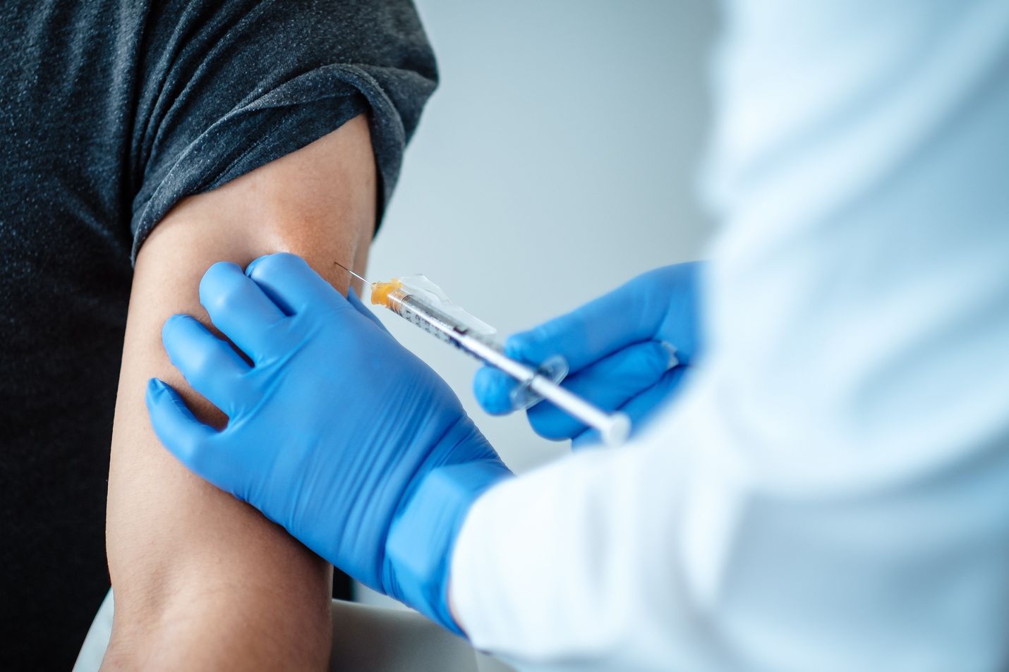 Koehenkilölle annetaan Pfizerin ja Biontechin koronavirusrokotetta kliinisessä testivaiheessa.