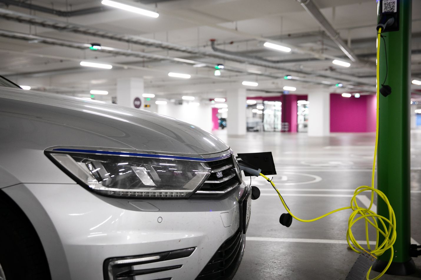 Litiumista on tulossa pullonkaula autojen sähköistymisen etenemiselle. Autovalmistajat investoivat nyt jo itse litiumin hankintaan ja valmistukseen.