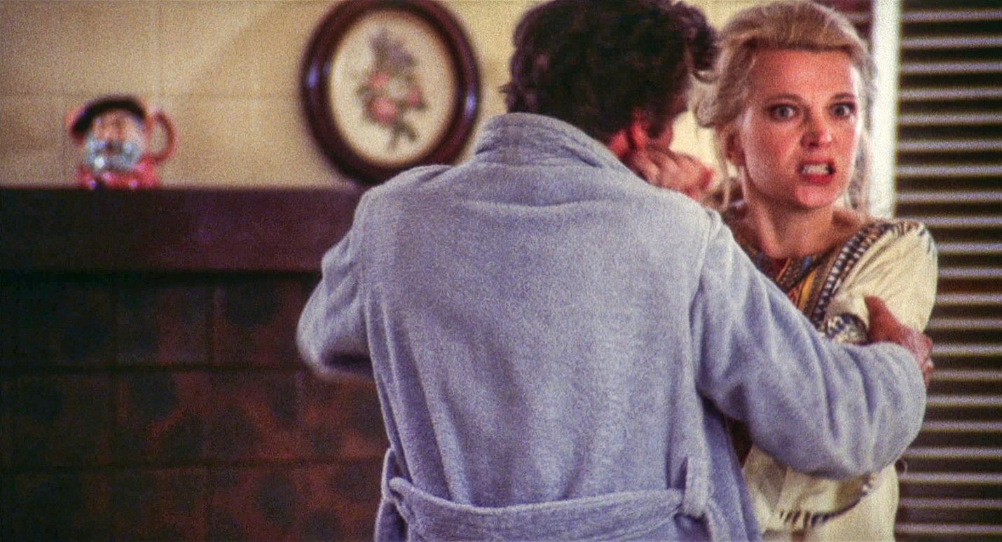 Suomen televisiossa ensiesityksensä saavassa Naisen parhaat vuodet -elokuvassa Gena Rowlands tekee unohtumattoman roolin aviovaimona ja äitinä, jonka mielenterveys murenee perheen keskellä. Hänen puolisoaan näyttelee Peter Falk.