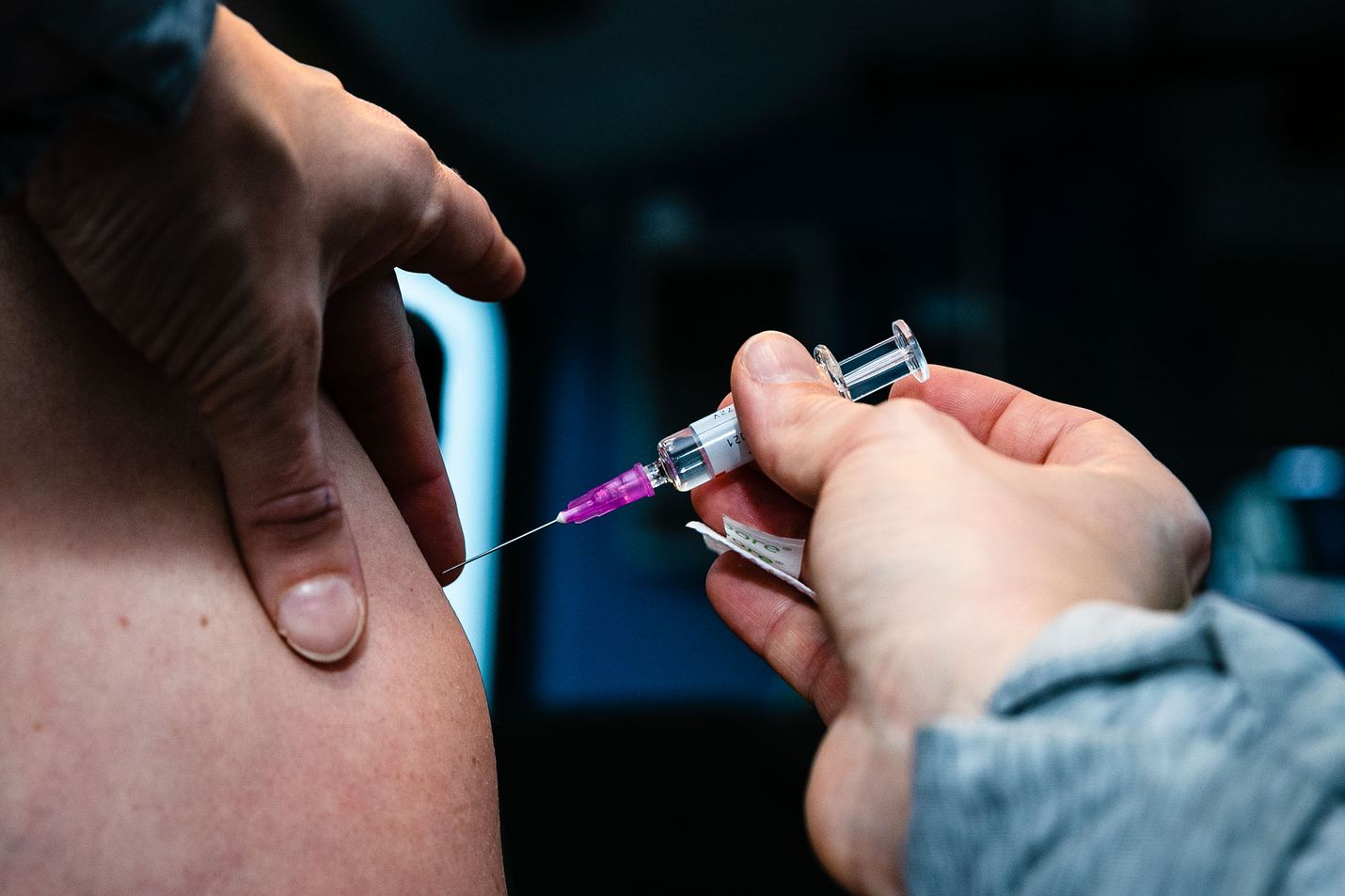Todennäköisesti ensimmäisinä myyntiluvat saaneet koronarokotteet perustuvat mRNA-tekniikkaan. Samalla ne ovat ylipäätään ensimmäiset tähän tekniikkaan perustuvat ja tuotantoon saakka pääsevät rokotteet. Kuvituskuva.