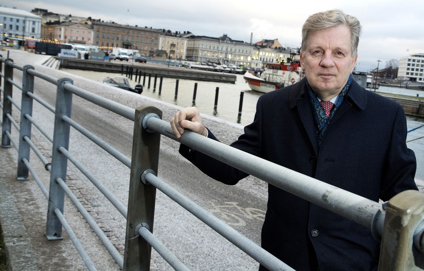 Esko Aholla on tiettävästi kannatusta elinkeinoelämän piirissä.