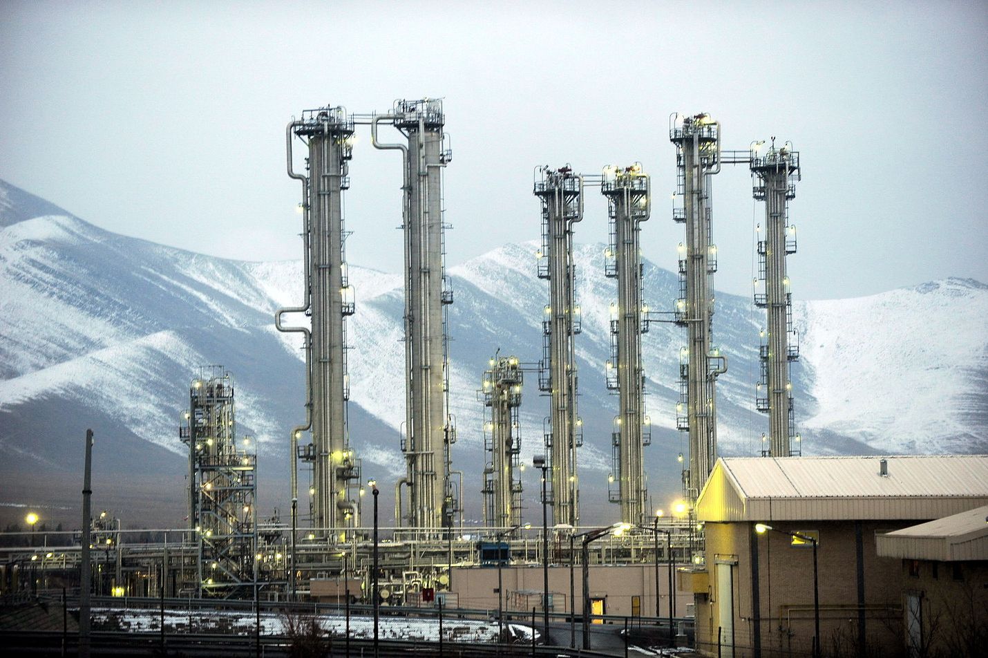 Iran uhkaa rikastaa uraania runsaasti yli ydinsopimuksessa sallittujen rajojen, jos sopimuksen allekirjoittajamaat eivät löysää talouspakotteita kahden kuukauden kuluessa. Arkistokuva: Arakin raskasvesireaktori.
