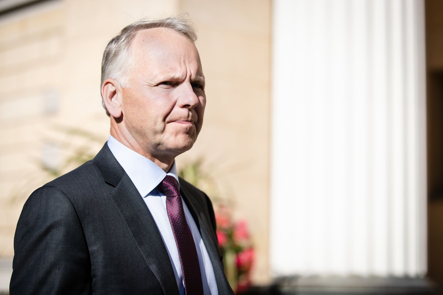 Maa- ja metsätalousministeri Jari Leppä sanoo, että Luken susikanta-arvioihin ja susitutkimuseen liittyvä vääristely ei olisi edes mahdollista.