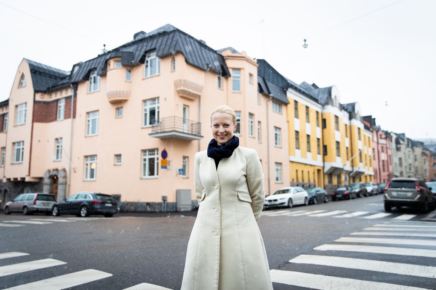 Tila- ja konseptisuunnittelija Margit Sjöroos on sitä mieltä, että klassiset rakennukset olisivat ihmisten hyvinvoinnille parempia kuin raskasurbanismin nykyarkkitehtuuri. Sjöroos kuvattiin Huvilakadulla Helsingin Eirassa.