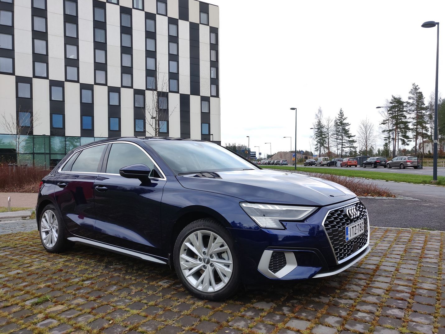 Audi A3:n perustana on Volkswagen-konsernin yhteinen alustaratkaisu, mutta matkustamon muotoilussa on tehty irtiotto hieman edullisempiin sisarmalleihin. Mukavuus- ja hyötytoimintoja ohjataan sekä perinteisillä paino- että uudemmilla hipaisukytkimillä. Näytöt ovat terävät, mutta täyteen ahdettua mittaristoa lukiessa uhkaa todellinen infoähky. Automaattivaihteisto on 7-portainen.