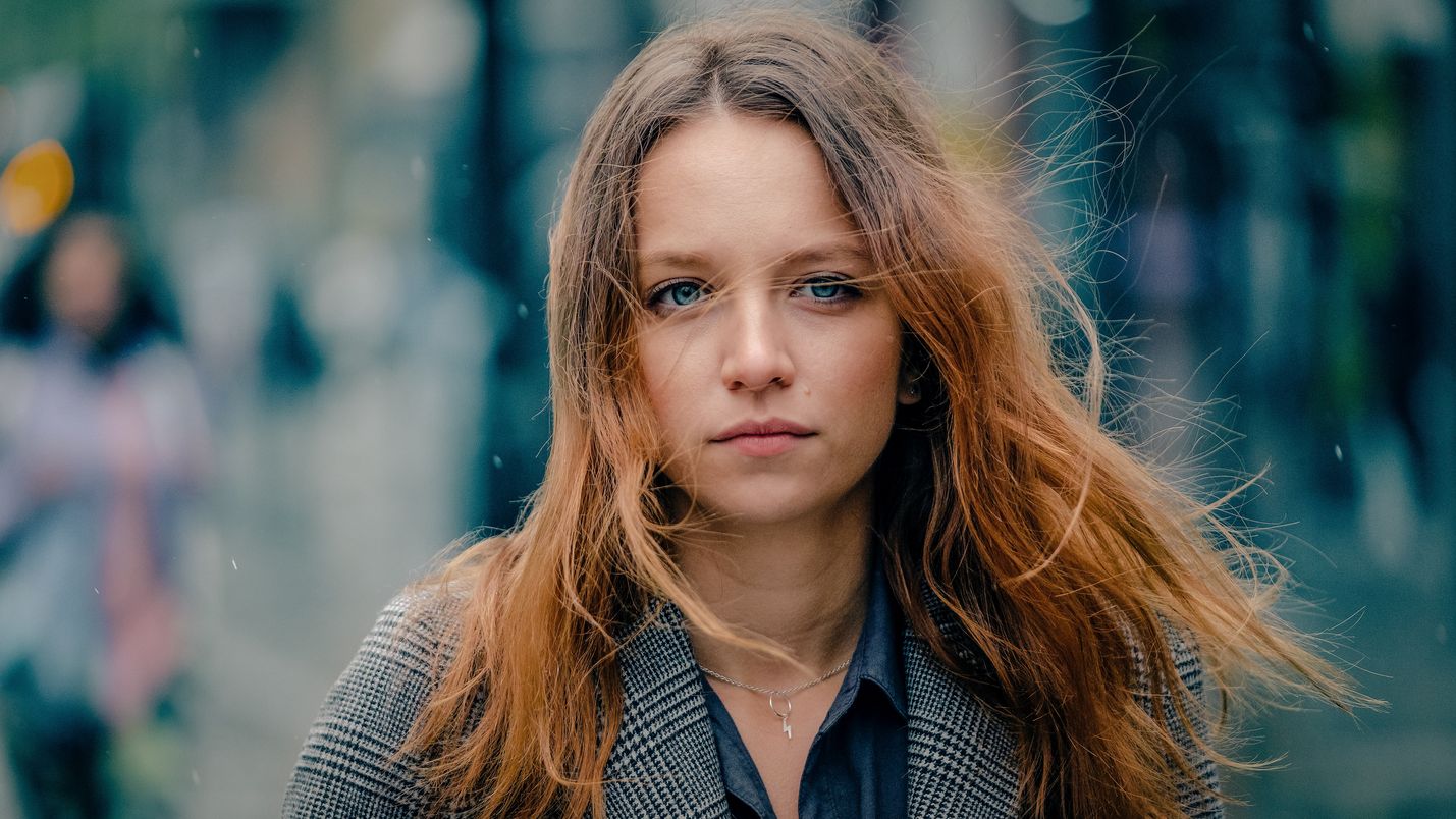 Emma Hedges (Molly Windsor) on saanut työpaikan laboratorioanalyytikkona ja törmää äitinsä selvittämättömään murhaan.