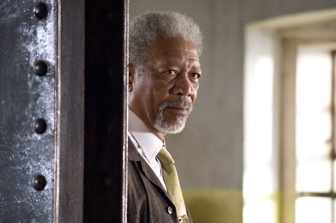 Wanted-elokuvassa konttorin paperinhaju tekee tilaa rankan sarjan tuiskeelle, jossa mukana myös Morgan Freeman salaseuran pomona.
