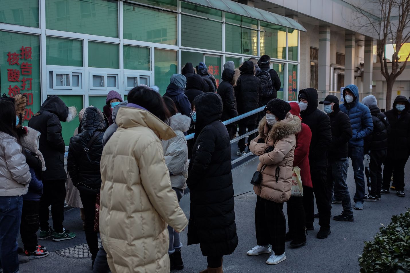 Kiinan pääkaupungissa Pekingissä asukkaat jonottivat perjantaina koronatestiin.