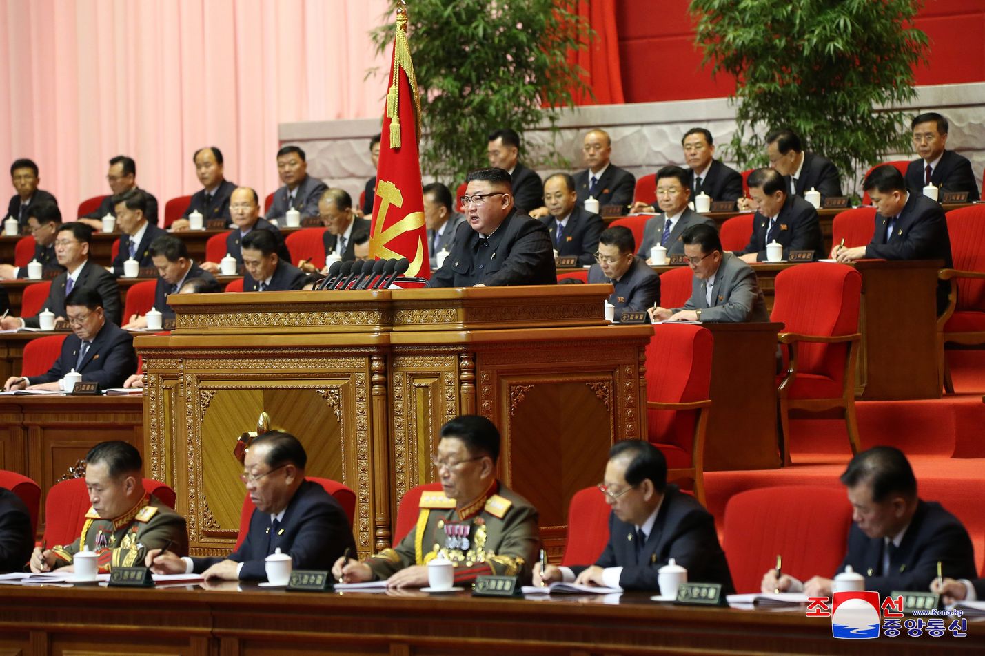 Pohjois-Korean johtaja Kim Jong Un lausui (keskellä) lausui puoluekokouksessa kovia sanoja Yhdysvalloille. Asetelmat maiden väliselle keskustelulle eivät ole helpot uuden presidentin astuessa virkaansa Yhdysvalloissa.