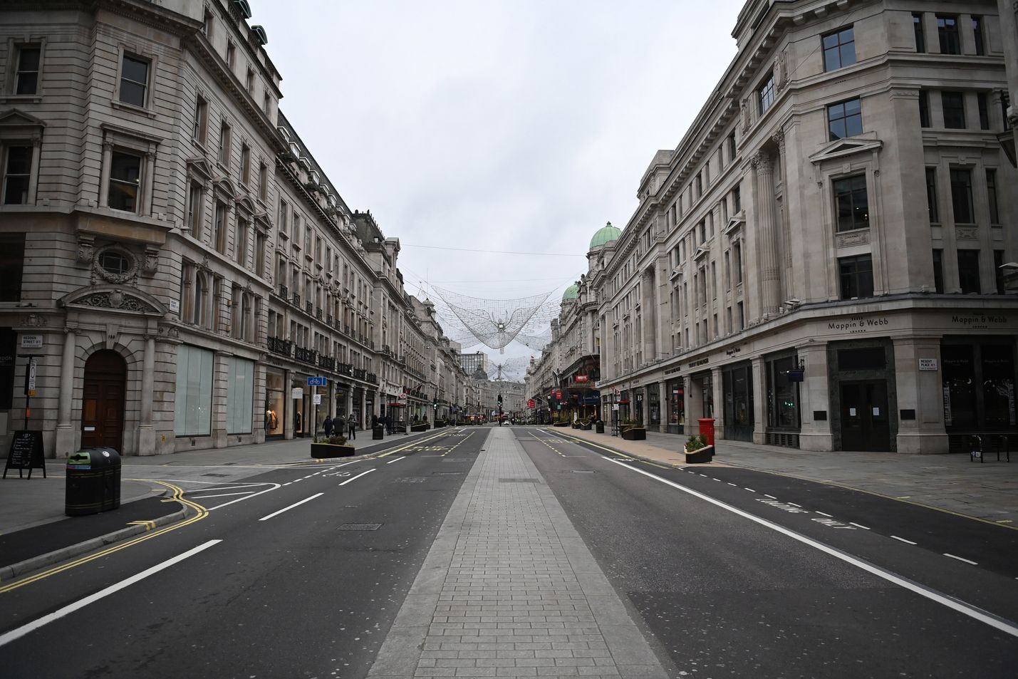 Tavallisesti erittäin vilkas Regent Street on ollut Lontoon keskustassa hyvin hiljainen viime aikoina. Britanniassa on otettu käyttöön kotonapysymissuositus.