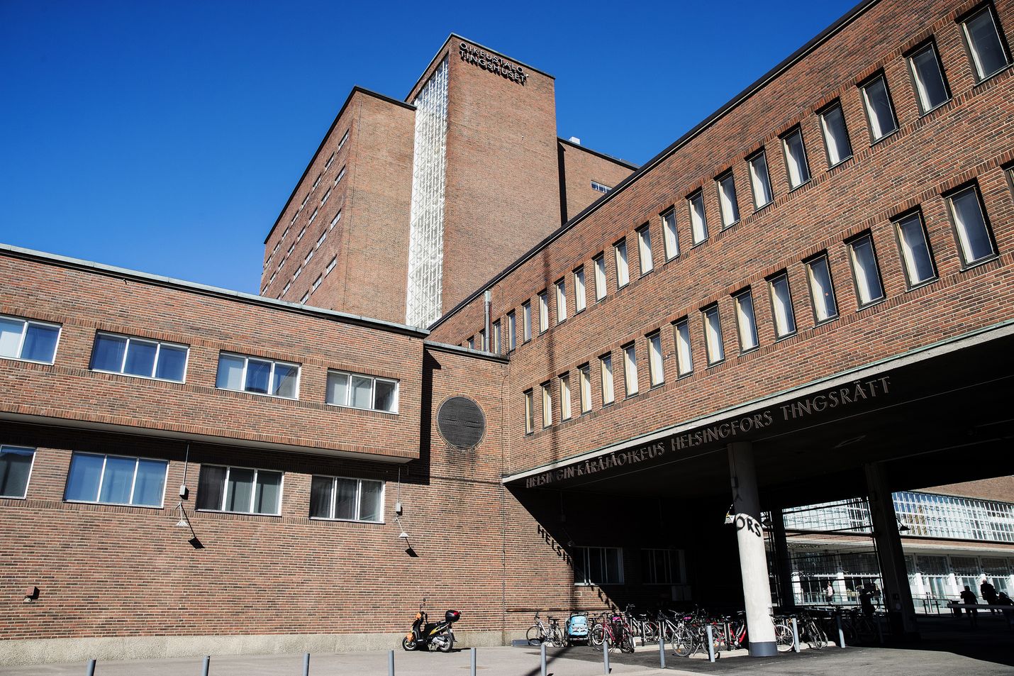 Helsingin käräjäoikeus aloitti maanantaina Irakiin palautetun turvapaikanhakijan väitettyyn surmaamiseen liittyvän huijausjutun käsittely.
