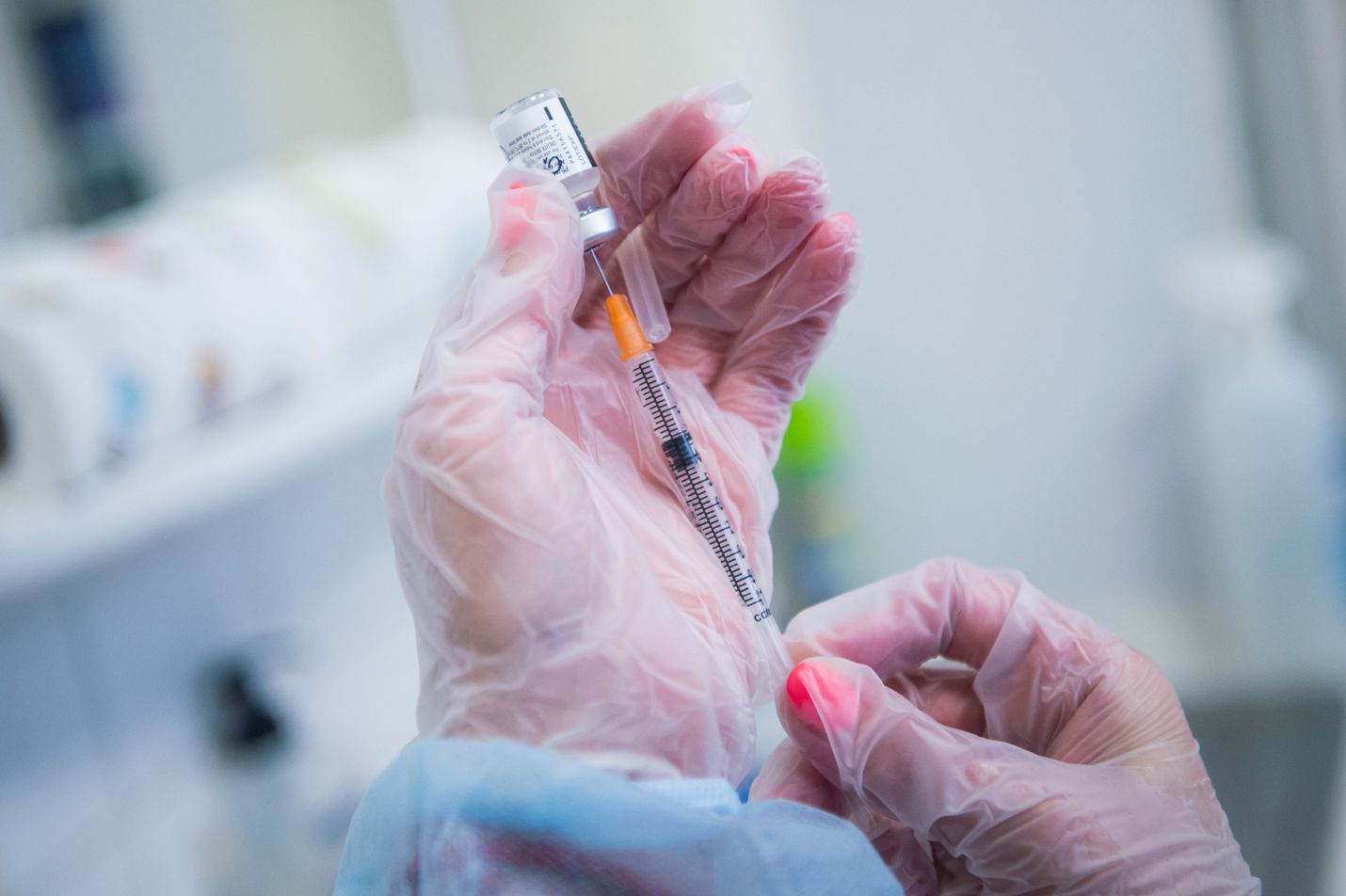 Pfizerin ja Biontechin koronarokotetta on pistetty tähän mennessä noin 20 000 suomalaiseen.