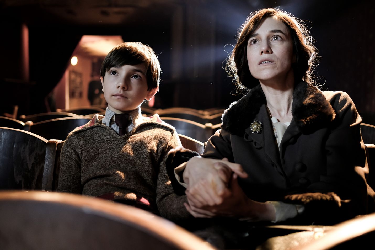 Romain Garyn omaelämäkertaan pohjautuva draama puolalaisesta pojasta (Pawel Puchalski), jonka määrätietoinen äiti (Charlotte Gainsbourg) vie heidät uuteen elämään Ranskassa. Uudessa maassa Garysta kasvaa kirjailija ja taistelupilotti.