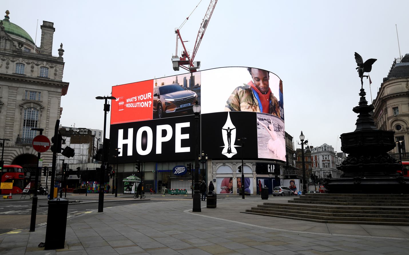 Katastrofaalinen koronatilanne on hiljentänyt myös Piccadilly Circus -alueen Lontoossa. Suomessa pelätään Britanniassa levinnyttä virusmuunnosta, minkä vuoksi maasta ei tällä hetkellä ole suoria lentoja Suomeen.