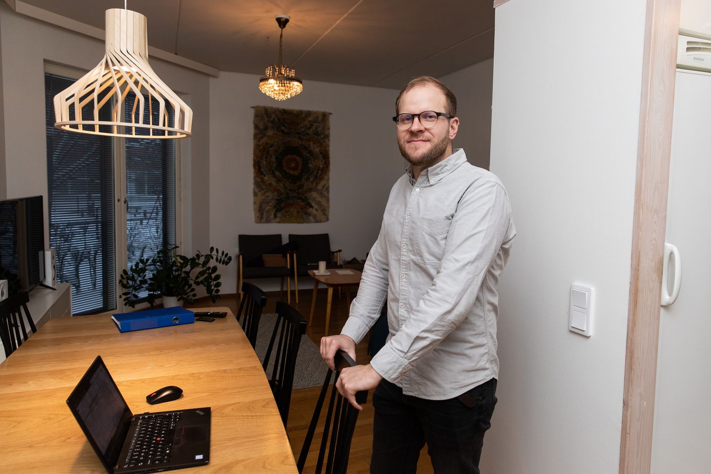 Valtion taloudellisen tutkimuslaitoksen tutkimusprofessori Jarkko Harju kertoi kyselyn tuloksista etätyöpisteeltään kotona Helsingissä.